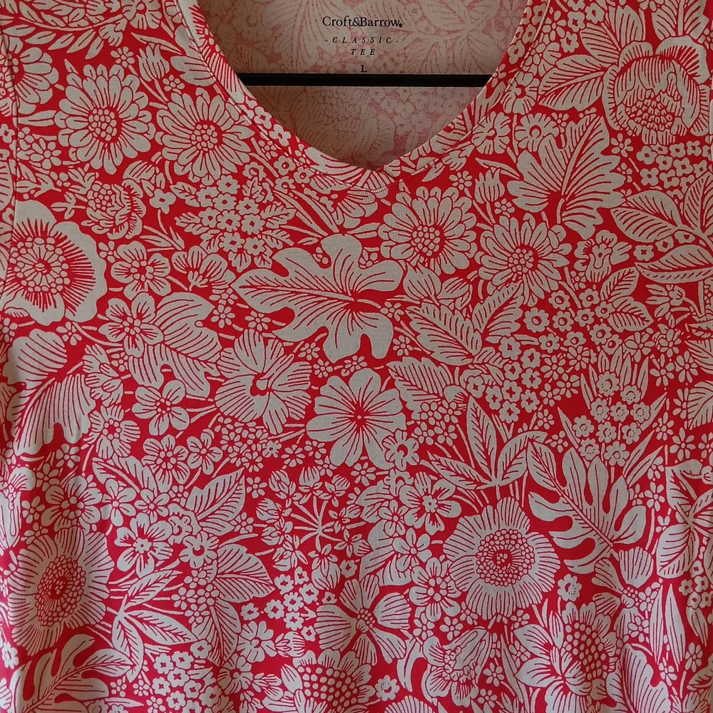 Croft & Barrow women's red/white floral short-sleeve v-neck top size L - Picture 4 of 9
